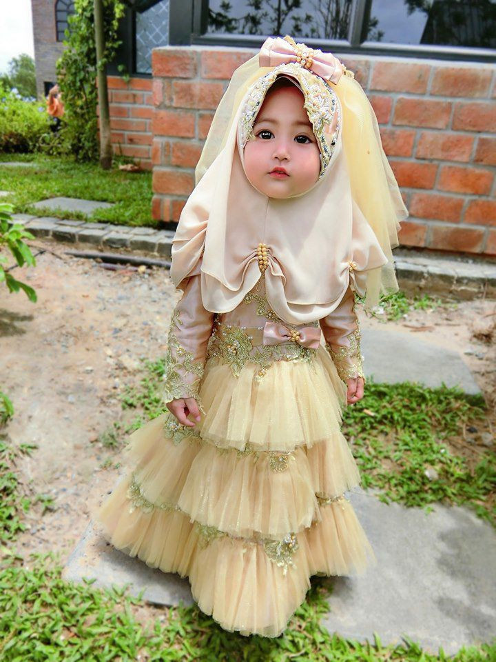 Một bức ảnh xuất phát ban đầu từ nhóm hội các bà mẹ bỉm sữa của Thái Lan cho thấy bé gái mặc trang phục màu vàng với gương mặt xinh xắn và vô cùng dễ thương. Nhiều cư dân mạng không tiếc lời khen ngợi cho cô bé như "Xinh như công chúa vậy"; "Ôi dễ thương quá"; "Trông thật giống như một con búp bê xinh đẹp"; ...