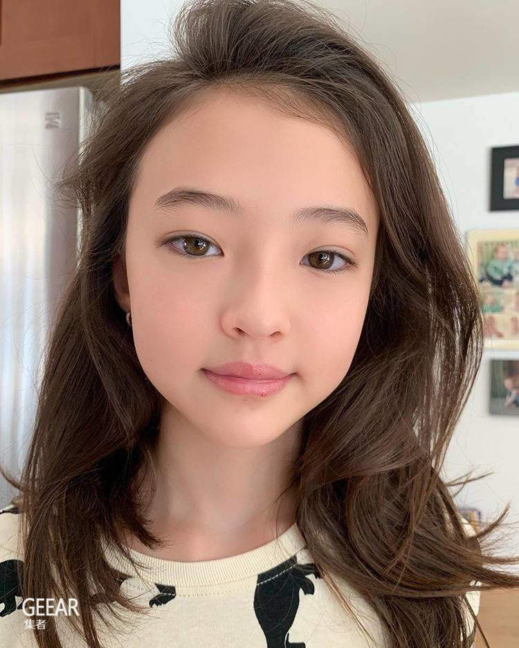 Một cặp mẹ và con gái được khen ngợi suốt thời gian vừa qua nữa chính là người mẫu nhí Ella Gross (sinh năm 2008, người Mỹ) và người mẹ Hàn lai Đức. Mang trong mình dòng máu lai 3 nước Mỹ - Hàn - Đức, lại thừa hưởng hết gen trội từ bố mẹ nên Ella may mắn sở hữu nét đẹp cực kì thu hút.