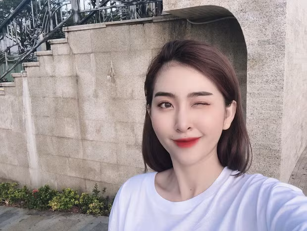 Ngoài đời Huyền Thoại lại ít cười hơn so với khi lên hình, thế nhưng cô nàng vẫn cuốn hút hơn bao giờ hết.