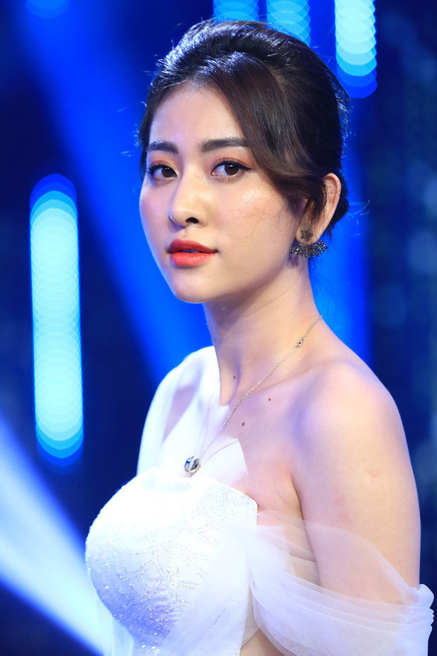 Không sắc sảo như hai cô gái trên, Huyền Thoại - nữ chính Người ấy là ai tập 4 lại cực kỳ mong manh, ngọt ngào trong bộ đầm trắng tinh khôi gợi cảm.