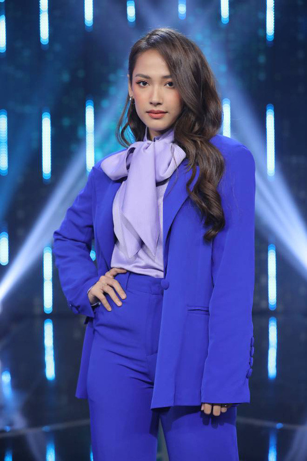 Xuất hiện tại tập 5 Người ấy là ai, Cara gây ấn tượng mạnh mẽ với bộ suit thể hiện cá tính và gu thời trang riêng biệt của mình.