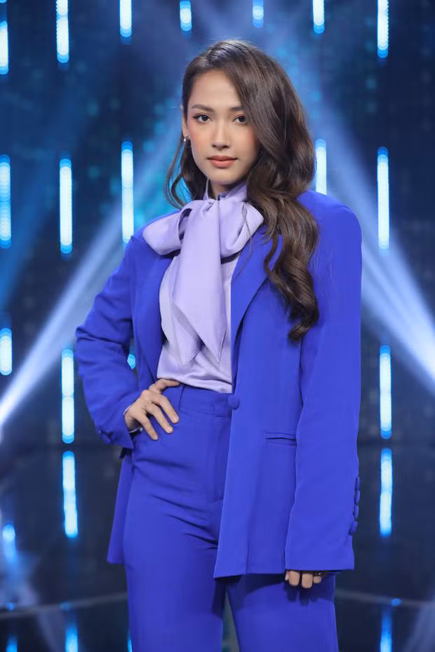 Xuất hiện tại tập 5 Người ấy là ai, Cara gây ấn tượng mạnh mẽ với bộ suit thể hiện cá tính và gu thời trang riêng biệt của mình.