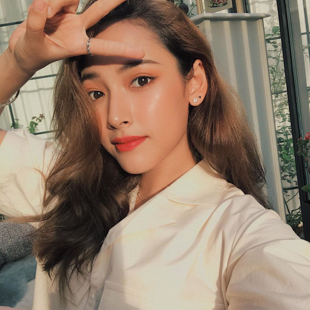 Cara vẫn luôn trung thành với tone cam nhẹ nhàng, quyến rũ kể cả khi lên sóng, dù ekip chương trình có make up nhạt nhoà nhưng khó mà dìm được vẻ đẹp của Cara.