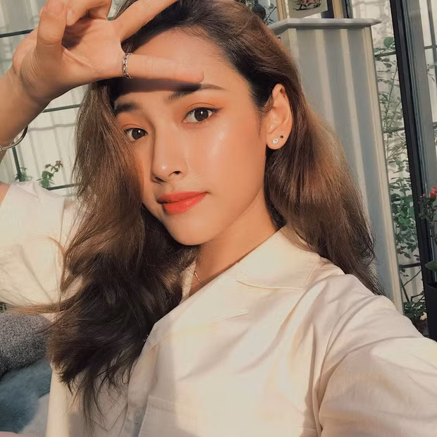 Cara vẫn luôn trung thành với tone cam nhẹ nhàng, quyến rũ kể cả khi lên sóng, dù ekip chương trình có make up nhạt nhoà nhưng khó mà dìm được vẻ đẹp của Cara.