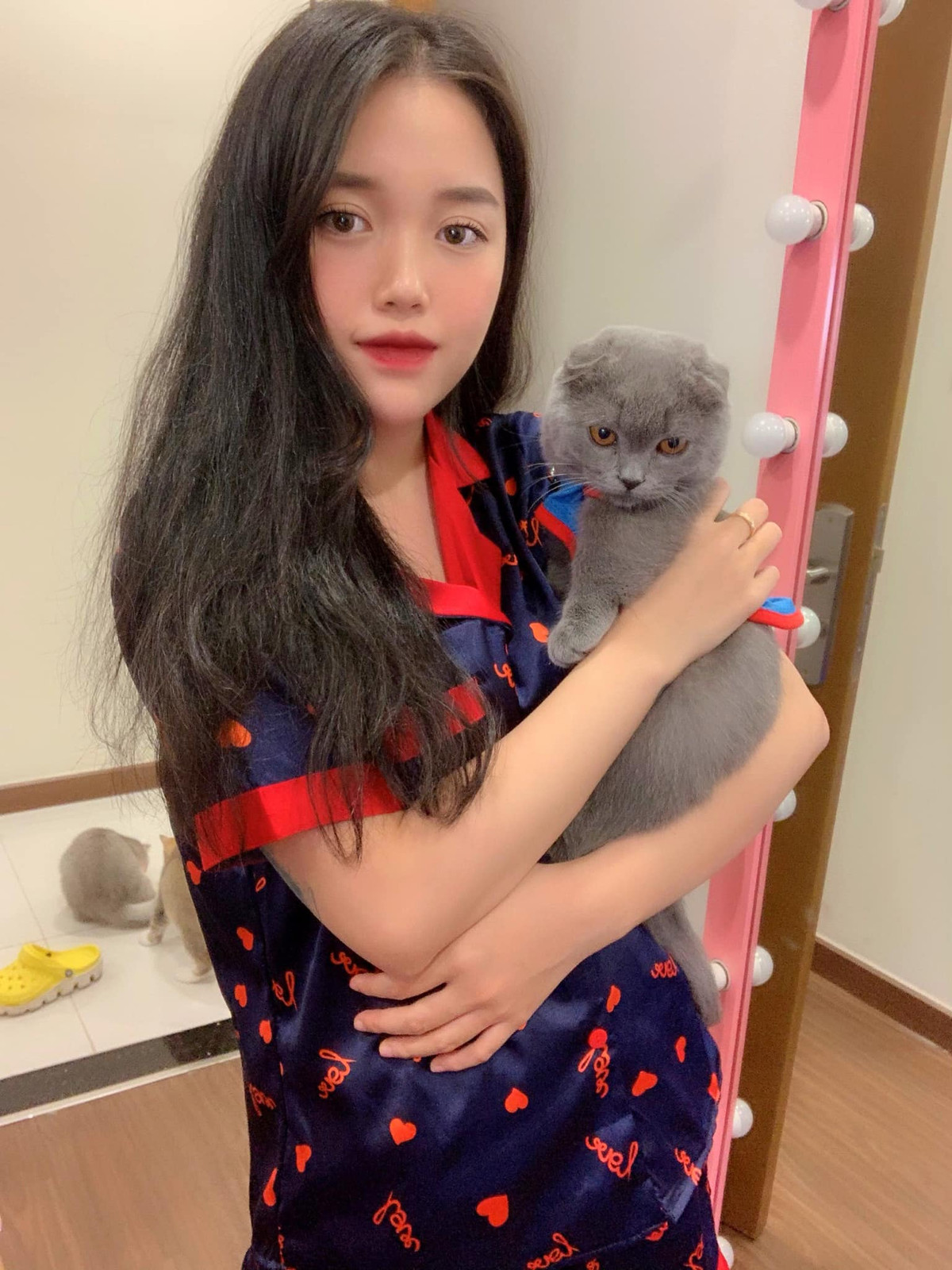 "Kết thúc ở đây. Nói chung mọi người cũng biết em không phải kiểu người khi mọi chuyện ập đến sẽ khóc lóc hay phân trần để mọi người thương đâu. Ai ghét cứ ghét nhưng cái gì em làm em nhận còn cái gì em không làm là em không nhận. Cây ngay không sợ chết đứng. Cám ơn tin nhắn động viên từ rất rất nhiều người đã gửi tới em em đọc hết không chừa cái nào. Post lên đây tin nhắn động viên của bố mẹ em làm động lực nè" - Nữ streamer chia sẻ trên trang cá nhân.