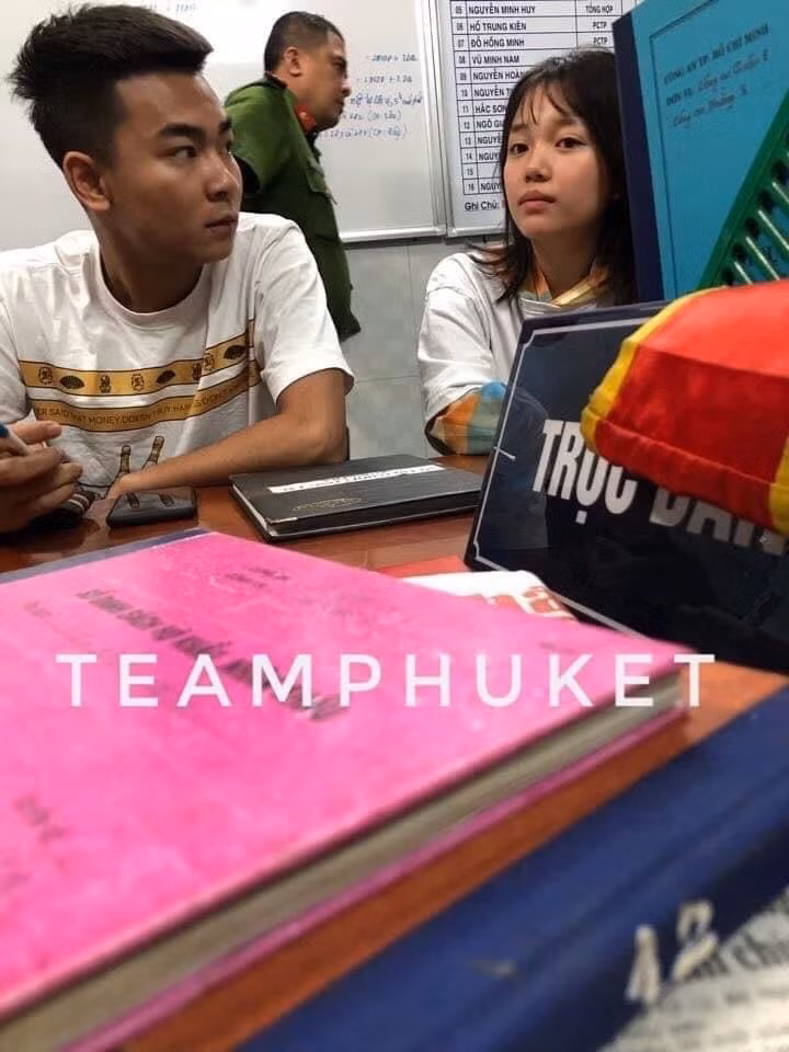 Cách đây không lâu, bức hình chụp Linh Ngọc Đàm và Quang Cuốn ngồi trên phường được một diễn đàn lớn chia sẻ thu hút sự quan tâm của cộng đồng mạng. Được biết, cả hai bị tạm giữ vì hút bóng cười và gây mất trật tự.