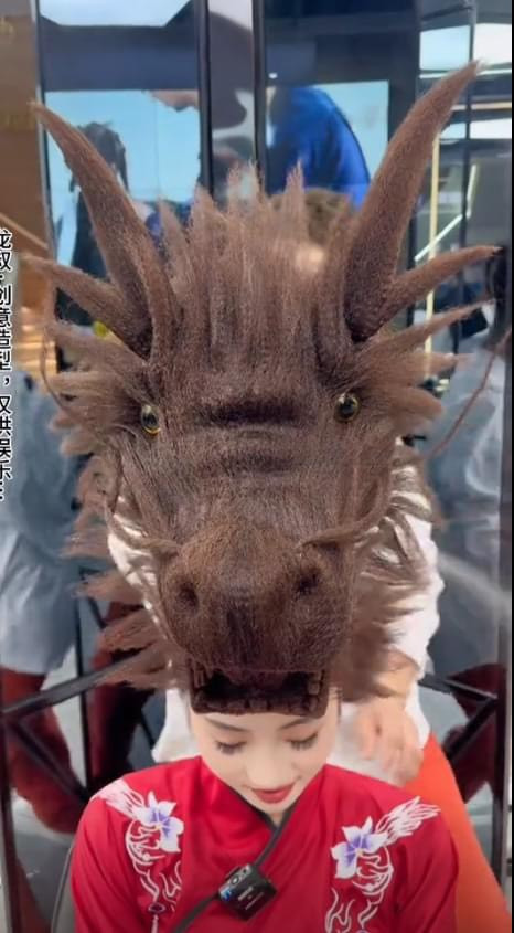 Và cuối cùng là vedette của bộ sưu tập tóc độc lạ này, mang hình dáng chú rồng - con giáp năm nay.