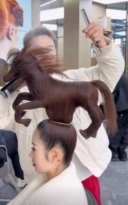 Kiểu tóc "ngựa phi nước đại"...