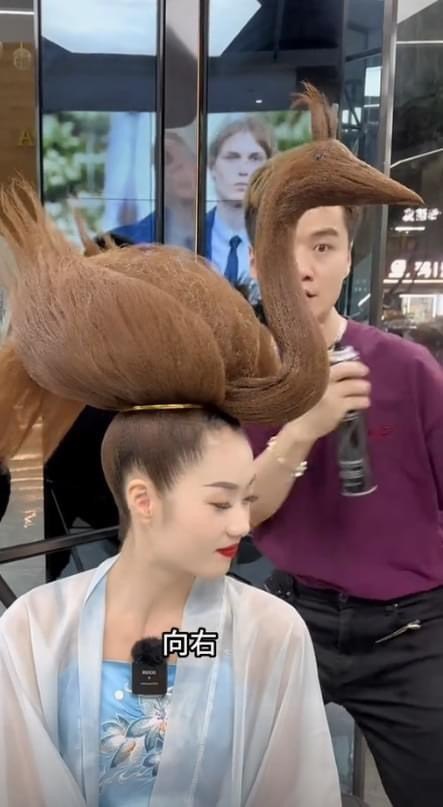 Không biết mái tóc thiên nga bơi lội này được tạo kiểu trong thời gian bao lâu.