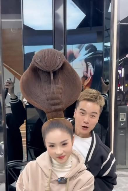 Nhan sắc người mẫu rất xinh đẹp, tuy nhiên không gánh nổi kiểu tóc dành cho những người tuổi Tỵ này.