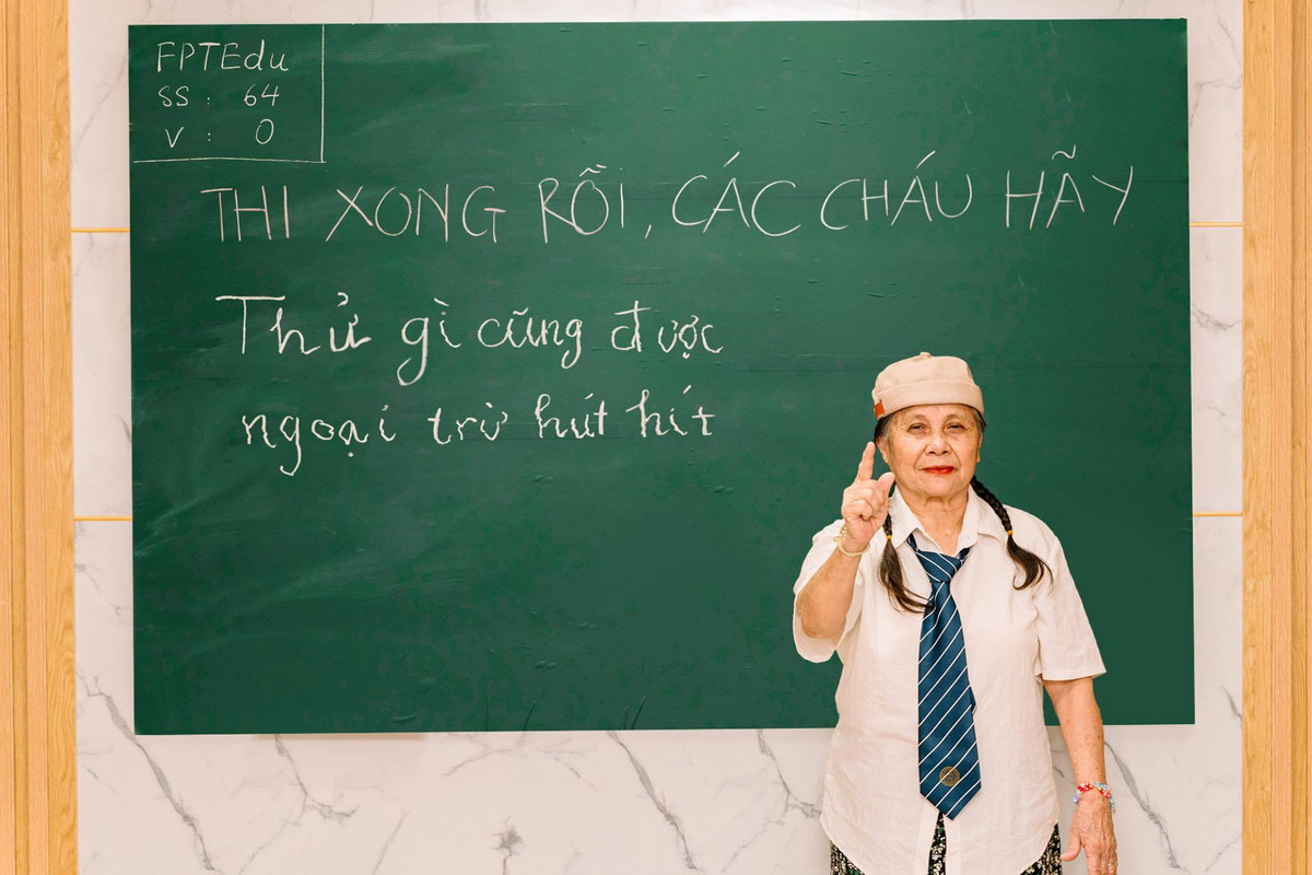 Các cụ ông cụ bà diện những trang phục hết sức "xì-tin".