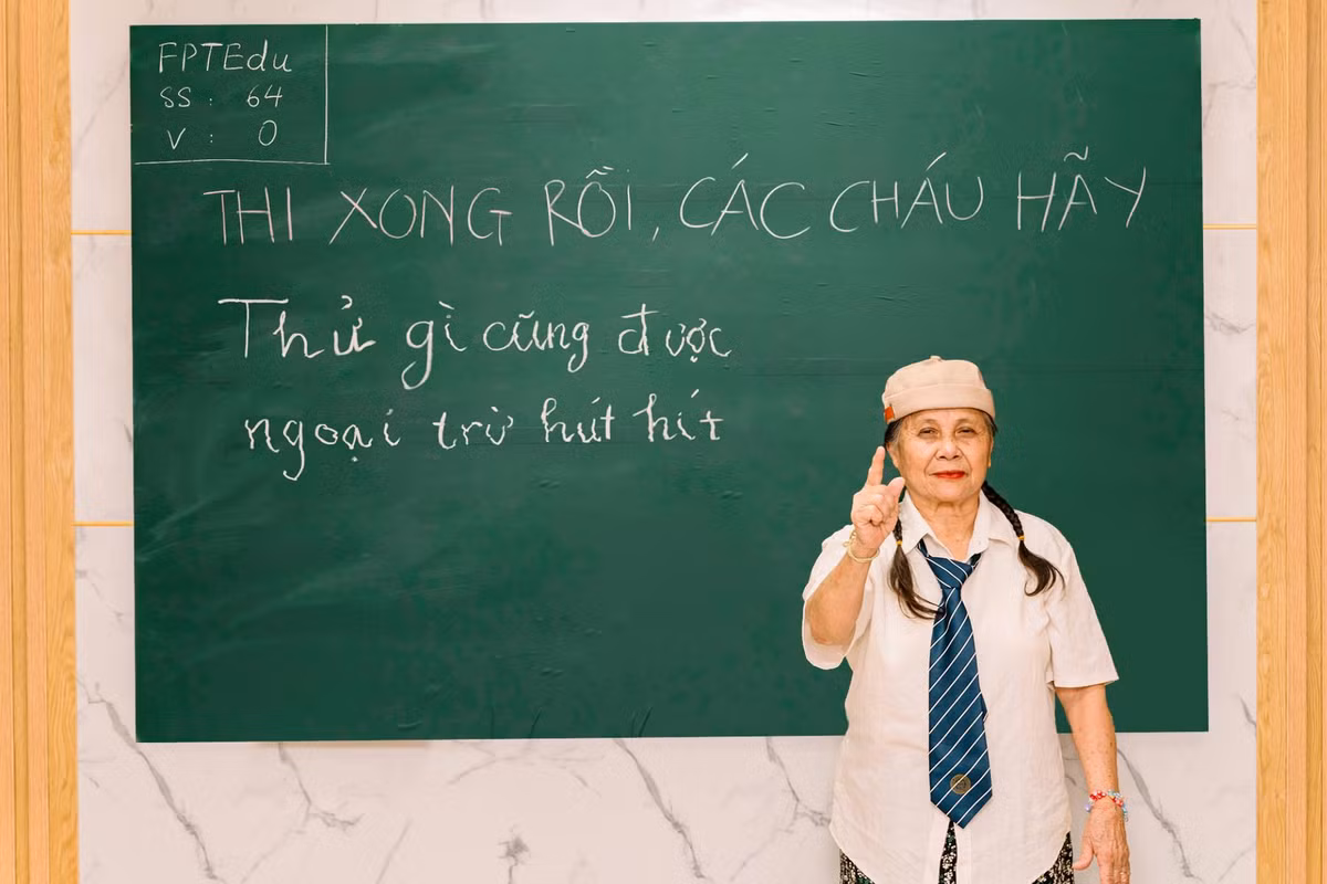 Các cụ ông cụ bà diện những trang phục hết sức "xì-tin".