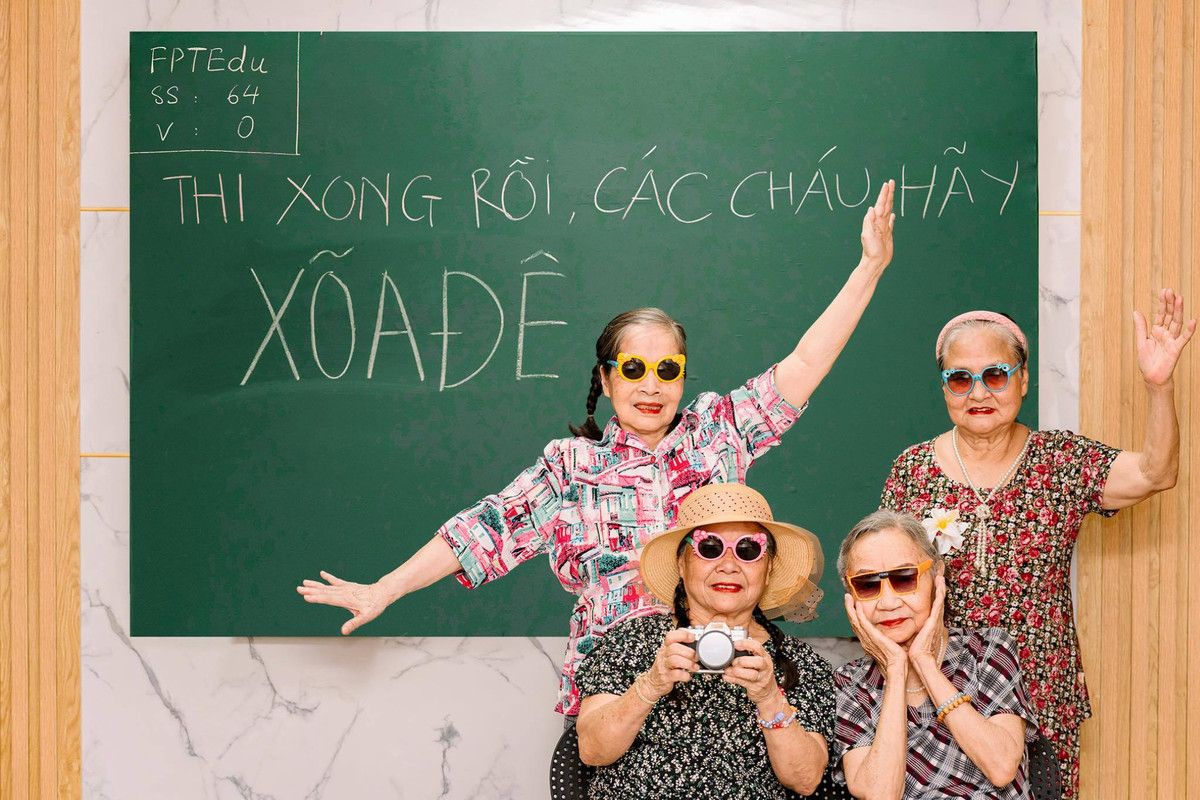 Bộ ảnh được một viện dưỡng lão chụp lại với những khoảnh khắc đáng yêu của các ông bà ủng hộ tinh thần các sĩ tử vừa hoàn thành xong 2 ngày thi đầy cam go.