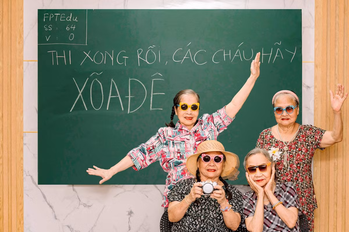 Bộ ảnh được một viện dưỡng lão chụp lại với những khoảnh khắc đáng yêu của các ông bà ủng hộ tinh thần các sĩ tử vừa hoàn thành xong 2 ngày thi đầy cam go.