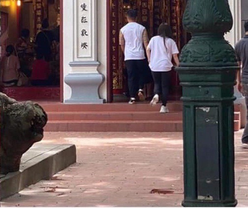 Thậm chí có người còn bắt gặp cặp đôi đưa nhau đi chùa, và những hình ảnh này đã thu hút sự quan tâm đặc biệt từ dân mạng.