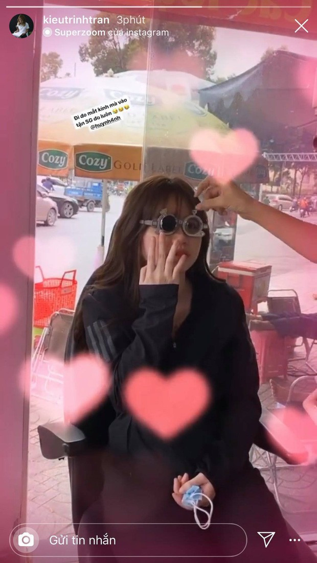 Nhưng sau đó, Huỳnh Anh cùng người chị thân thiết đến sân bóng cổ vũ cho Quang Hải cùng các đồng nghiệp trong CLB Hà Nội. Động thái này minh chứng tình cảm của họ không như mọi người nghĩ.