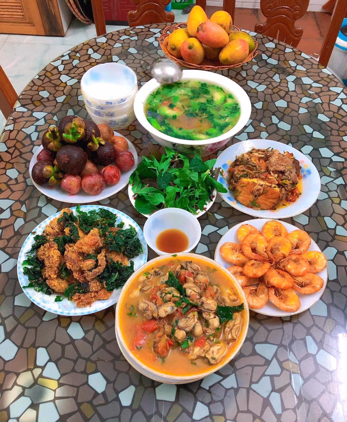 Mâm cơm tối thường là những phút giây cả nhà vui vẻ, quây quần bên mâm cơm gia đình sau một ngày làm việc. Vậy nên ai cũng muốn chăm chút cho mâm cơm đủ đầy, ngon lành.