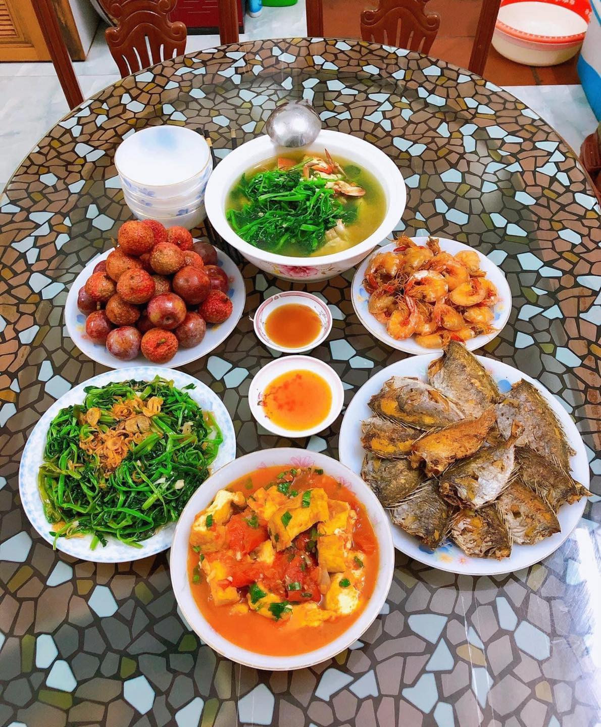 Tuy nhiên không phải mâm cơm ở chỗ nào cũng giống nhau. Bữa cơm của người dân miền biển khiến nhiều người mê đắm bởi toàn những loại hải sản tươi sống.