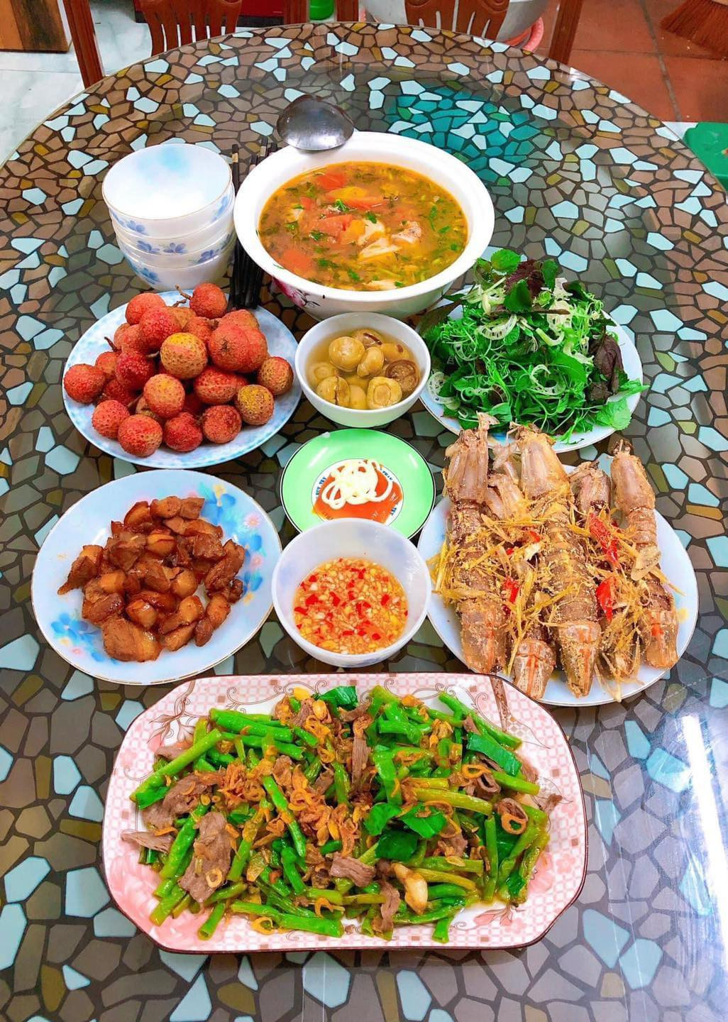 Nhìn đĩa bề bề tươi ngon khiến nhiều người muốn ngồi ngay xuống mâm cơm.