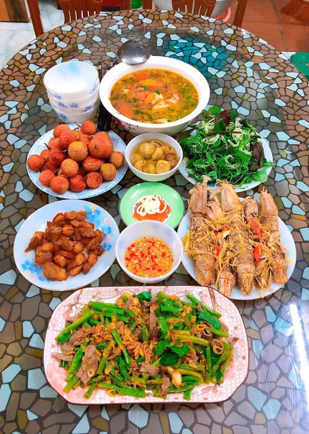 Nhìn đĩa bề bề tươi ngon khiến nhiều người muốn ngồi ngay xuống mâm cơm.