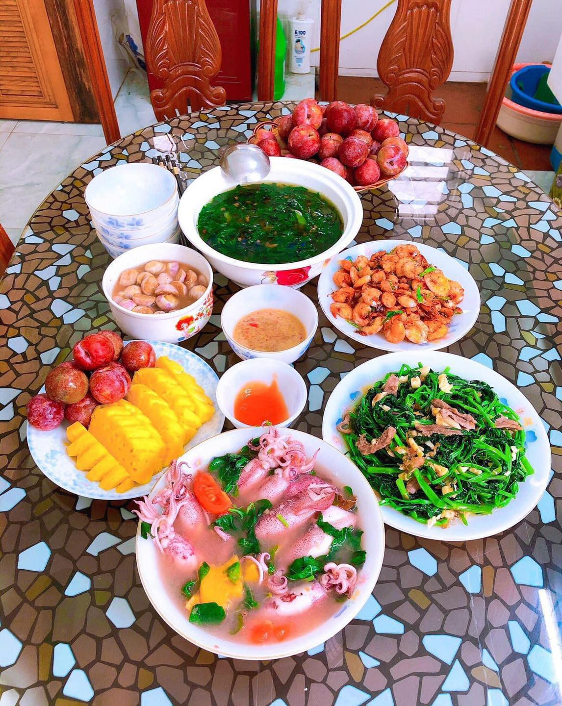 Tô mực căng mọng ai cũng muốn động đũa ngay.