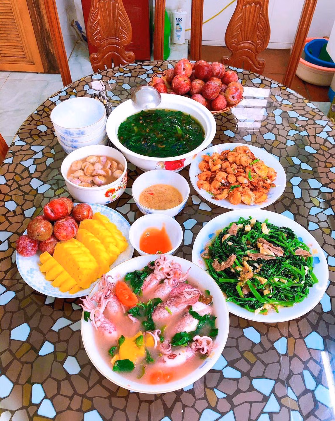 Tô mực căng mọng ai cũng muốn động đũa ngay.