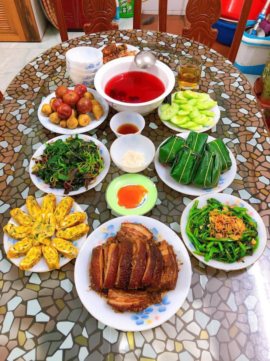 Mâm cơm này dành cho 4-5 người ăn, thời gian chuẩn bị không quá lâu.