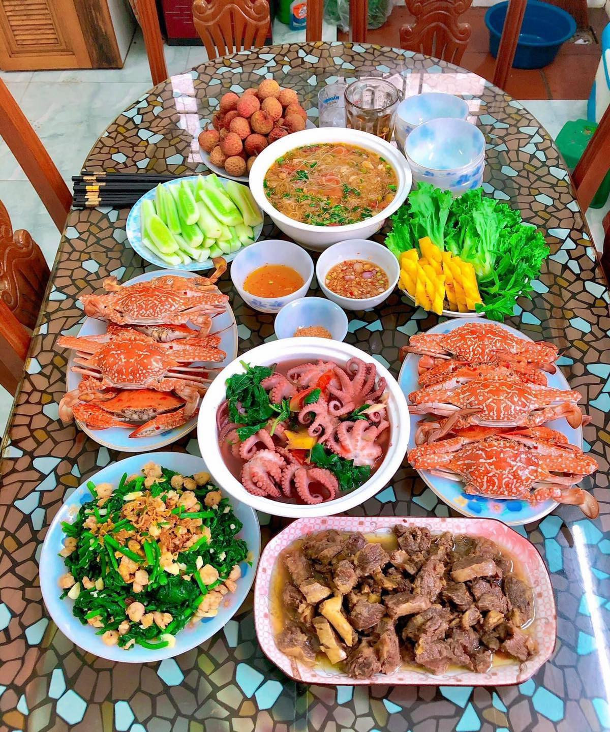 Mâm cơm hải sản - đặc quyền của dân miền biển.