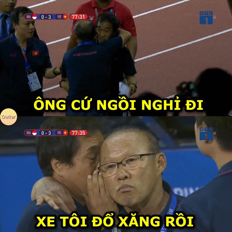 Ông Park và ông Lee thì thầm rủ nhau đi "bão" sau khi phải nhận thẻ đỏ từ trọng tài.