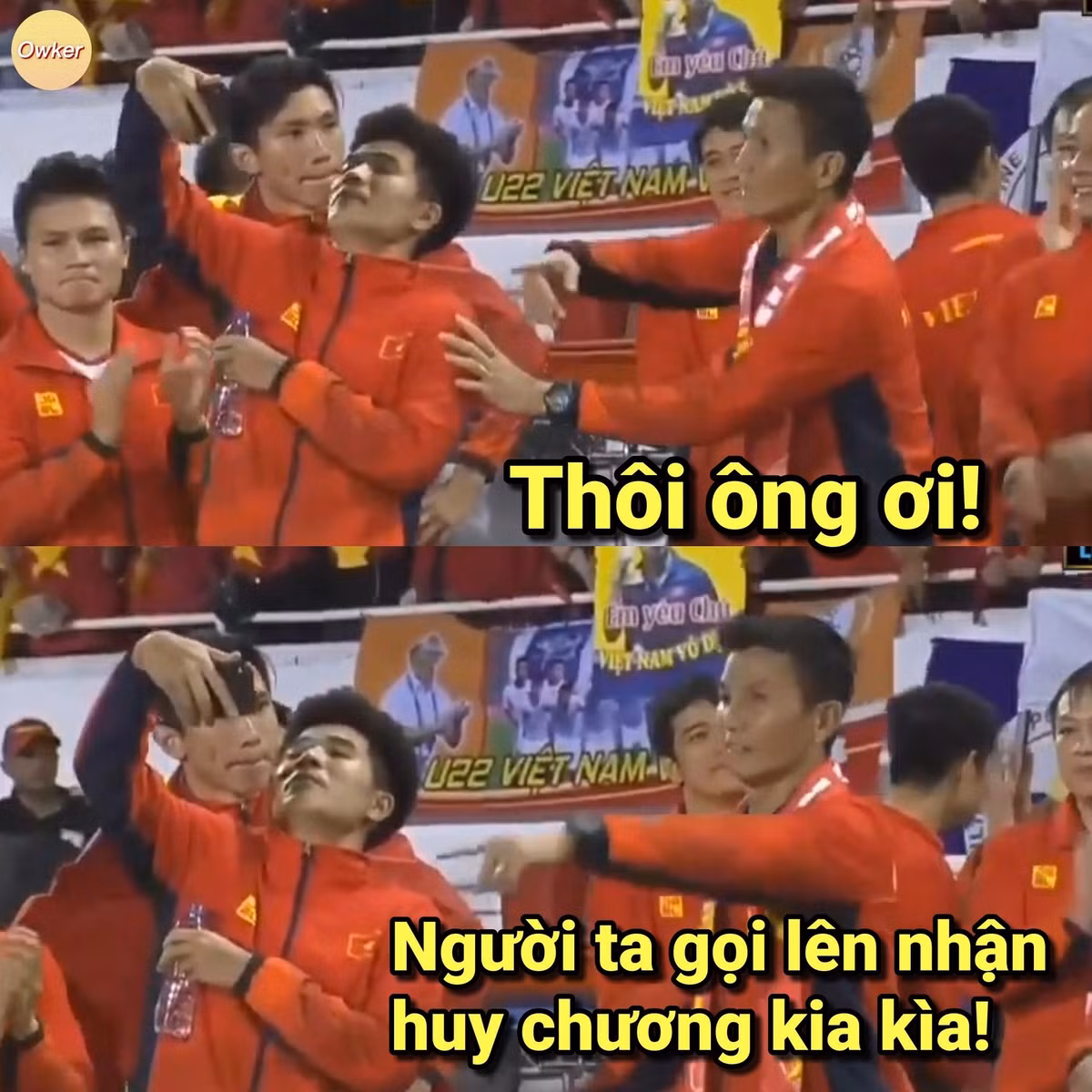 Dù U22 Việt Nam đã được xướng tên lên bục nhận giải nhưng Chinh "đen" vẫn mải mê chụp ảnh, livestream nhiệt tình.