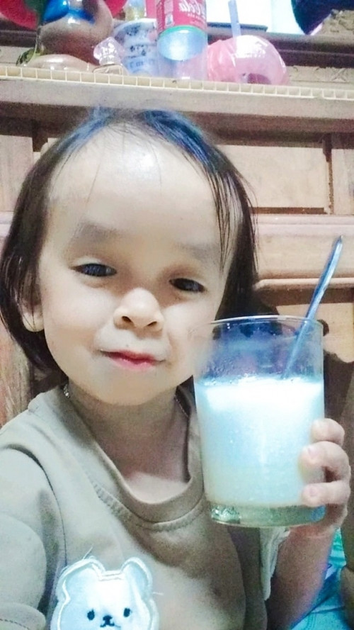 Để chủ động việc đi lại, Hằng đã đặt thiết kế một chiếc xe điện sao cho phù hợp với vóc dáng nhỏ nhắn của mình. Với chiếc xe này, Hẳng chủ động ship hàng muôn nơi cho shop online nhỏ của mình. Cô nàng tự nấu và bán trà sữa, ngoài ra còn rất nhiều mặt hàng như rau củ quả, trái cây theo mùa.