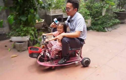 17 tuổi, Hằng có vẻ ngoài nhỏ bé như trẻ lên ba, cao 89cm và nặng vỏn vẹn 8,6kg, ngay cả giọng nói cũng giống như một đứa trẻ mẫu giáo.