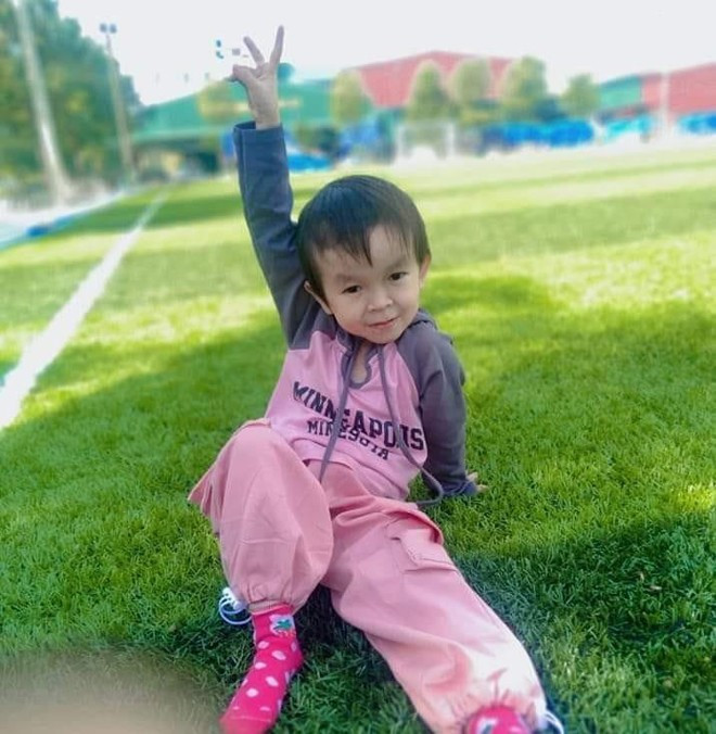 10 năm qua, bố mẹ Hằng làm ăn bên Trung Quốc. Cô lớn lên trong sự yêu thương, che chở của ông bà ngoại. Cuộc đời Hằng là chuỗi ngày vật lộn với việc bản thân khác biệt, không ngừng cố gắng, vươn lên để chiến thắng số phận.