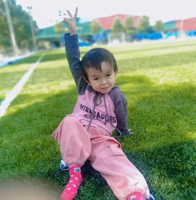 10 năm qua, bố mẹ Hằng làm ăn bên Trung Quốc. Cô lớn lên trong sự yêu thương, che chở của ông bà ngoại. Cuộc đời Hằng là chuỗi ngày vật lộn với việc bản thân khác biệt, không ngừng cố gắng, vươn lên để chiến thắng số phận.