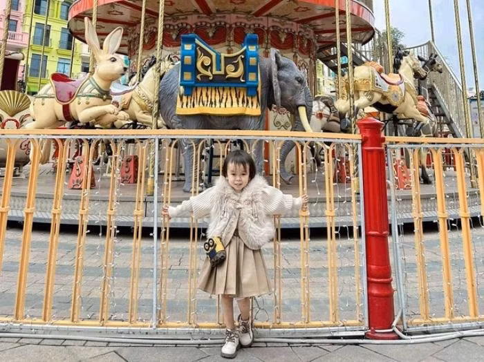 Hằng nghe ông bà ngoại kể lại, cô chào đời với 3,5kg, khỏe mạnh, bình thường như bao đứa trẻ khác. Nhưng do mắc bệnh thiếu chất hormone trong tủy, Hằng mãi “mắc kẹt” trong thân hình của một đứa trẻ lên ba, không thể phát triển chiều cao, cân nặng.