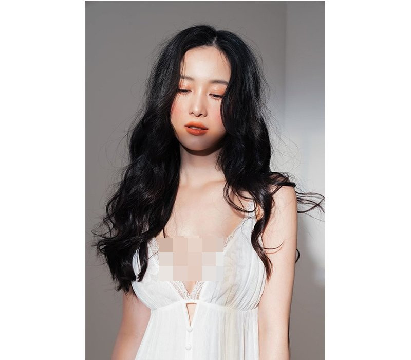 Nữ diễn viên "Những tháng năm rực rỡ" từng được báo chí Trung Quốc, Thái Lan đưa tin với nhiều "mỹ từ" ca ngợi cô nàng minh tinh xinh đẹp và quyến rũ nhất Việt Nam.