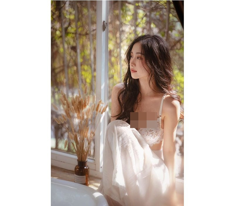 Jun Vũ sinh năm 1995, được biết đến với biệt danh "cô bé trà sữa" khi sở hữu diện mạo trong trẻo, ngây thơ. Hiện tại, cô đang cho thấy những hình ảnh mới, trưởng thành hơn so với những gì công chúng mặc định trong quá khứ.