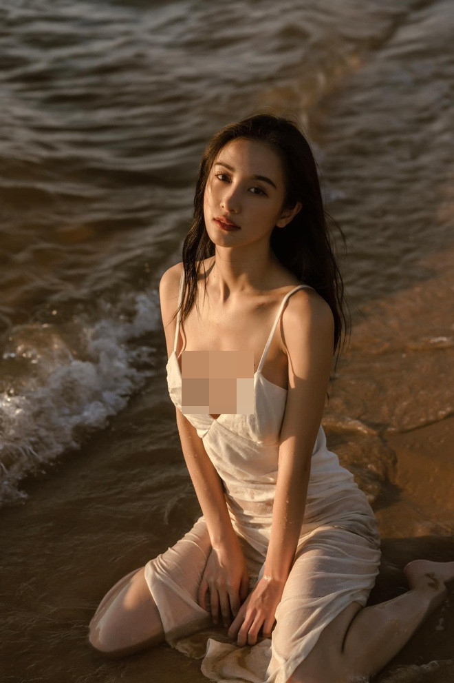 Người hâm mộ chưa khỏi xao xuyến với bộ ảnh đồ ngủ màu hồng dễ thương của Jun Vũ, thì mới đây hot girl này lại tiếp tục tung ra những hình ảnh với đồ ngủ mỏng manh, xuyên thấu.