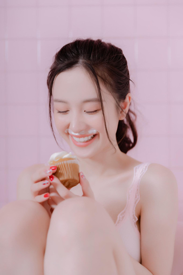 Ngay sau khi nâng cấp vòng 1 để phục vụ cho sự nghiệp nghệ thuật, Jun Vũ thường xuyên đốt mắt người xem với những khung hình gợi cảm.