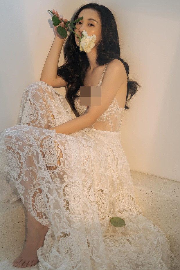 Cô nàng vốn dĩ có được thân hình cao ráo, mảnh mai kèm theo vòng eo con kiến không thua kém gì Ngọc Trinh, tận dụng lợi thế này Jun Vũ thường xuyên chụp nhiều bộ ảnh để lộ body nuột nà của mình.