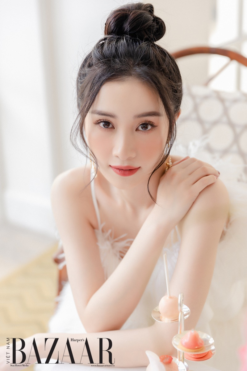 Sở hữu vẻ đẹp mê hoặc lòng người, hot girl Jun Vũ (Vũ Phương Anh) được dân tình gọi với những cái tên rất mĩ miều như “nàng thơ thế hệ mới”, "nữ thần showbiz Việt",...