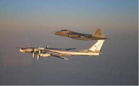 Tu-95MS Nga mang ten lua tren Thai Binh Duong, F-22 My theo sat khong roi