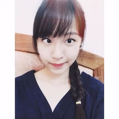 Nữ sinh xinh đẹp Lê Hương Thảo, sinh năm 1996, hiện là du học sinh ngành Marketing, trường Ritsumeikan Asia Pacific University, Nhật Bản đã trở nên nổi tiếng với bức ảnh mắt lác tinh nghịch. Bức ảnh được Thảo chụp vào ngày 15/8 vừa qua, tại Việt Nam, trước khi cô qua Nhật. Mắt Thảo vẫn bình thường, tuy nhiên khi nghịch thì Thảo phát hiện ra là có khả năng làm mắt lác được 1 bên như vậy.