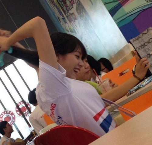 Nguyễn Thi Phương, nữ sinh xinh đẹp của ĐH Tôn Đức Thắng bỗng dưng nổi tiếng sau khi ảnh chụp lén phát tán trên mạng. Bức ảnh chụp từ phía sau của một cô gái xinh xắn trong trong bộ đồng phục thể dục đã thu hút hơn 200 nghìn lượt xem, cùng hàng trăm lời bình luận từ cộng đồng mạng.