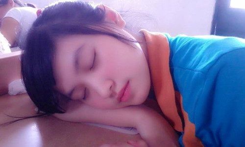 Bức ảnh ngủ gật của Thu Huyền - nữ sinh ĐH Thương Mại đã "gây bão" cộng đồng mạng. Vẻ ngoài xinh xắn cùng nửa gương mặt say ngủ thu hút khiến Huyền bỗng trở nên nổi tiếng. Huyền rất bất ngờ vì hình ảnh được chụp trong giờ giải lao cách đây 2 năm lại trở thành tâm điểm gây chú ý cộng đồng mạng.