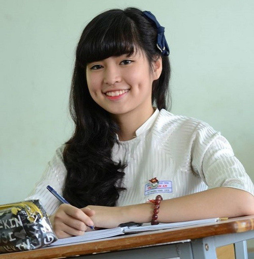 9X Đỗ Khánh Vân, Đắc Lắc - "bỗng dưng nổi tiếng" với bức ảnh chụp khi còn là học sinh cấp 3. Bức ảnh Vân mặc áo dài, ngồi trong lớp học cùng nụ cười rạng rỡ đã thu hút hơn 50.000 lượt xem và hàng trăm lượt bình luận. Vân đã nhận được nhiều lời mời kết bạn trên Facebook sau bức ảnh này.