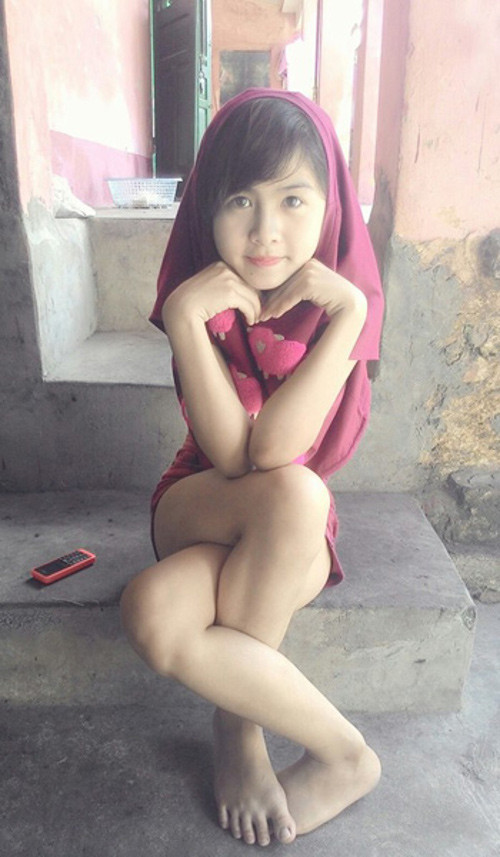 Bức ảnh bắt chéo chân của Trần Thị Thanh Thư, cô nữ sinh xinh đẹp lớp 10, THPT Cẩm Giàng 2, Hải Dương đã nhận được hơn 300.000 lượt theo dõi ngay sau khi được chia sẻ trên mạng xã hội. Cô nàng 9x xinh xắn bỗng trở nên nổi tiếng hơn. Thư cảm thấy rất vui khi bức ảnh tạo dáng hài hước của mình khiến mọi người thích thú và comment vui vẻ.