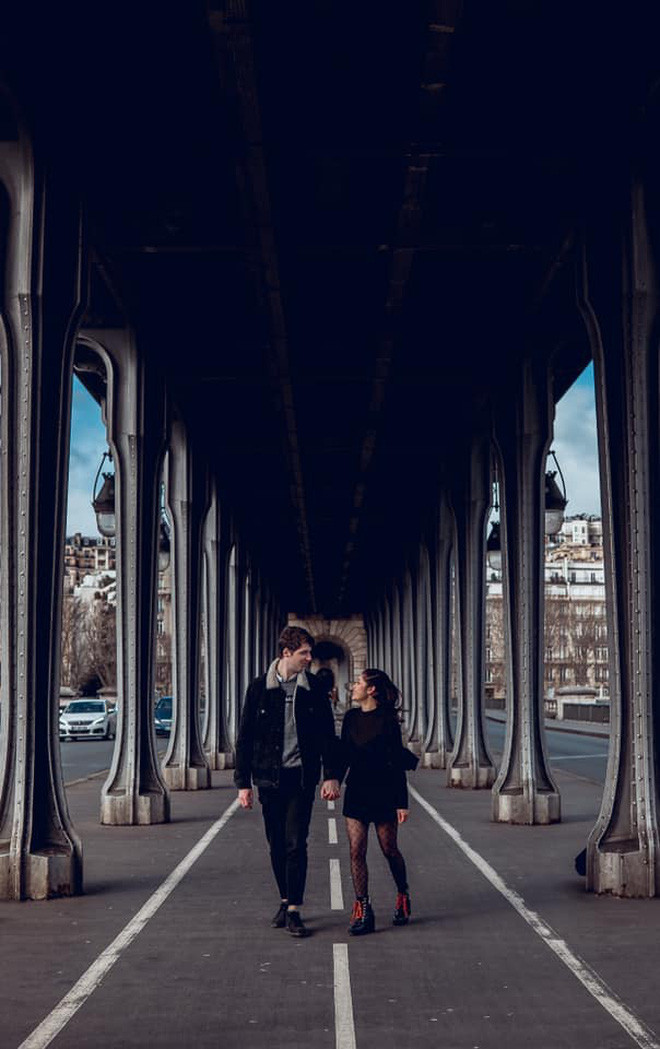 Nói tiếp về câu chuyện tình của mình, Thu Trang hài hước chia sẻ: "Sau 1 năm yêu nhau, do phải rửa bát và dọn nhà quá nhiều nên anh ấy đã quyết định học tiếng Việt để cãi lại mình. Thậm chí anh còn dùng cả "chị Google" để cãi mình mới kinh nữa chứ. Kết quả bây giờ câu anh thuộc nhất là: "Tôi cần nghỉ ngơi" và "Không muốn rửa bát". Mình mà nhắn tin nói xấu anh ý với bạn bè mình là ngồi dùng Google dịch hiểu hết luôn".