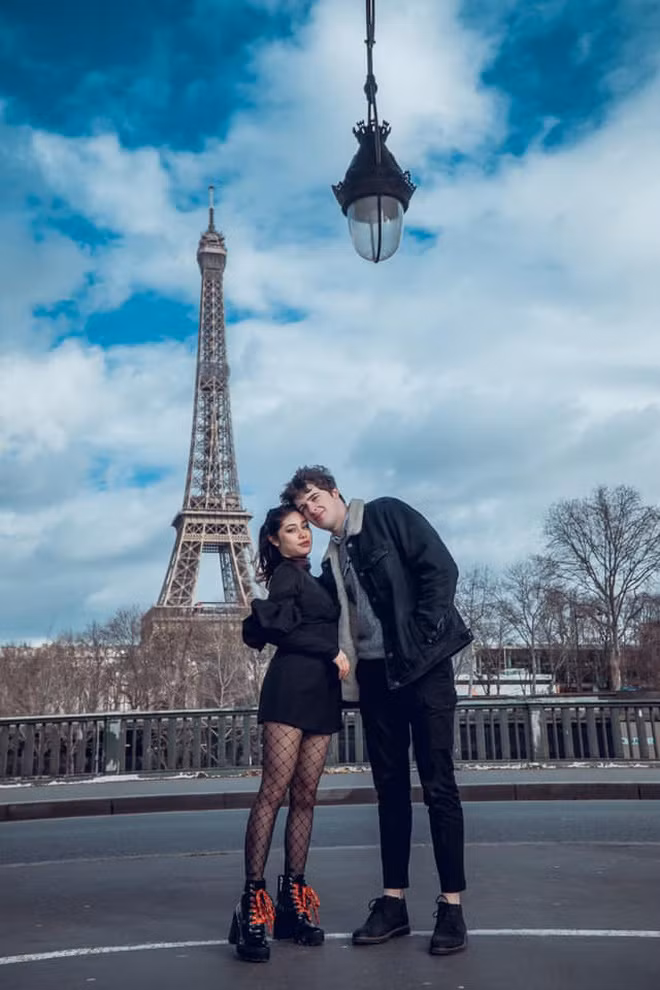 Nữ chính trong câu chuyện cưa trai Pháp là cô nàng tên Thu Trang (SN 1999). Trang đã hẹn hò với trai Pháp có tên Axel hơn 1 năm. Chia sẻ về câu chuyện tình lãng mạn của mình và người yêu ngoại quốc, cô gái Việt tâm sự: "Mình vẫn luôn tự hào là mình biết hết, con gái Việt Nam đảm đang nổi tiếng rồi. Nhưng kể từ giây phút mình xào rau cháy cả chảo, anh ấy đã quyết định làm tất cả, không cho mình làm gì, chắc là sợ hỏng đồ nhà anh".