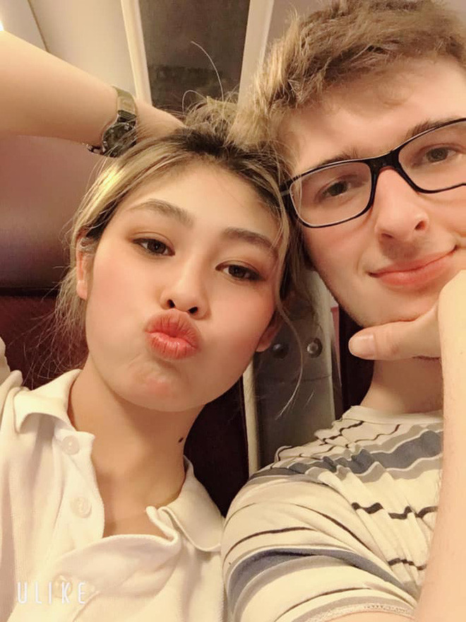 Cũng trong thời điểm mới quen, tiếng Pháp của Trang chưa tốt, trong khi đó bạn trai Axel của cô nàng thì chẳng biết tiếng Việt, nên cặp đôi gặp những khó khăn nhất định khi giao tiếp. Thế nhưng tâm hồn đồng cảm, sự ấm áp, quan tâm, chu đáo và chân thành của chàng trai Tây đã khiến họ gắn bó trong suốt hơn một năm.